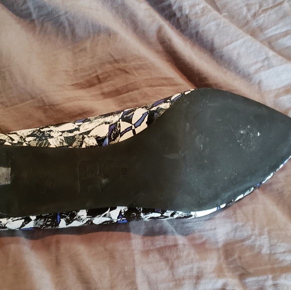 Joe's Jean's White, Blue and Black Abstract Pumps - Picture 2 of 4